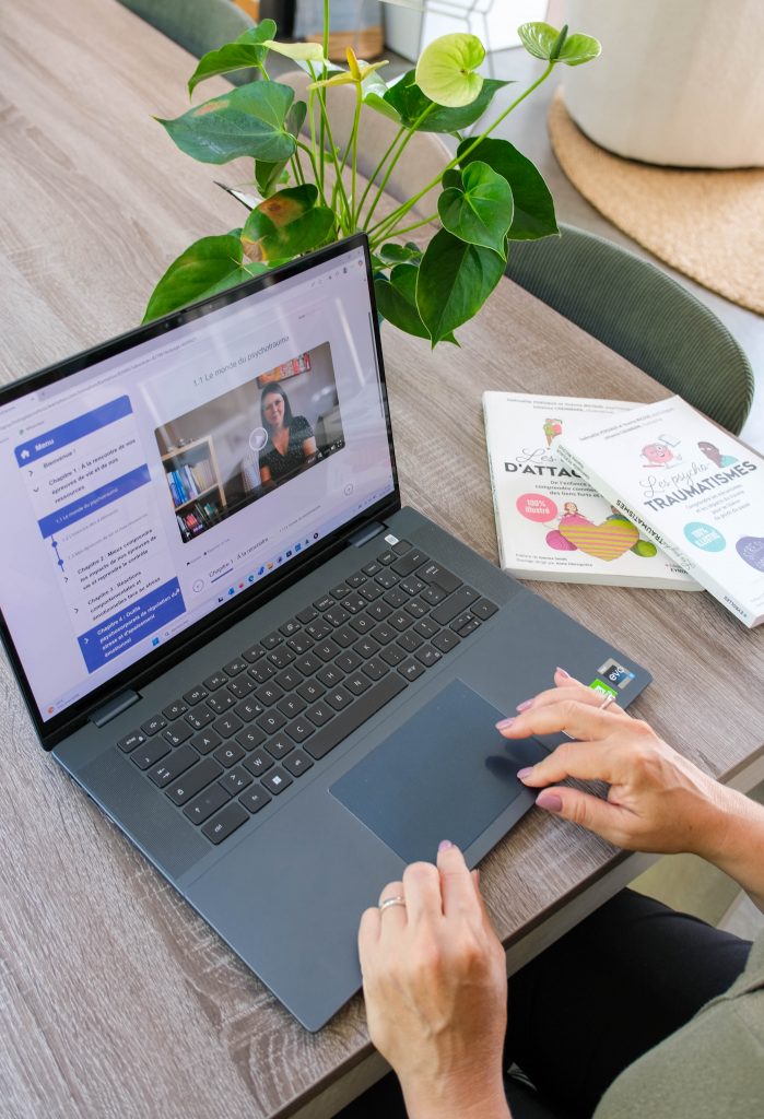 Yoanna Micoud, psychologue, formatrice en ligne